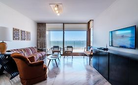 Depto con Amplia Terraza frente a Playa Grande en Edificio Premiado